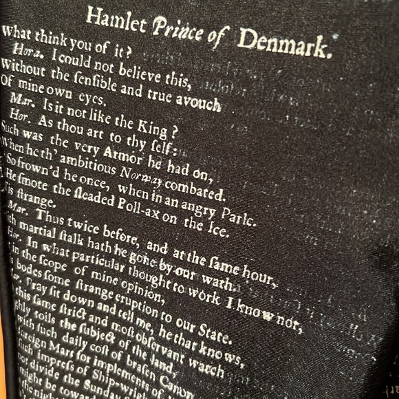 Leggings with the Tragedy of Hamlet printed on them - Picture 4 of 4